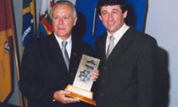 Henrique Bertolini recebendo de Ivanir Foresti o primeiro Mérito Empresarial SIMMME/2001 Categoria Indústria