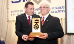 Higino Bitarello recebeu do presidente Juarez José Piva o Mérito Empresarial SIMMME/2010 Categoria Empresário