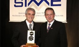 Carlos Bertuol recebendo de Vanius De Bacco o primeiro Mérito Empresarial SIMMME/2007 Categoria Indústria