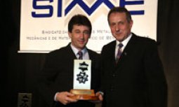Ivanir Foresti, recebendo de Vanius De Bacco o primeiro Mérito Empresarial SIMMME/2007 Categoria Empresário
