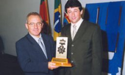 Ayrton Luiz Giovannini, recebendo de Ivanir Foresti o primeiro Mérito Empresarial SIMMME/2001 Categoria Empresário
