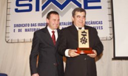 Ilário Cruz, da Obispa Design, recebeu do presidente Juarez José Piva o Mérito Empresarial SIMMME/2010 Categoria Empresa